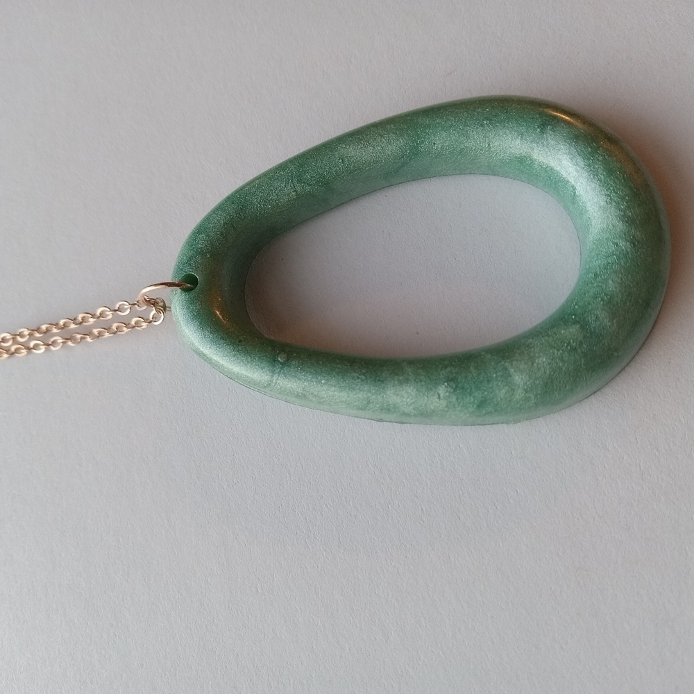 Green resin oval necklace - Picture 4 of 5